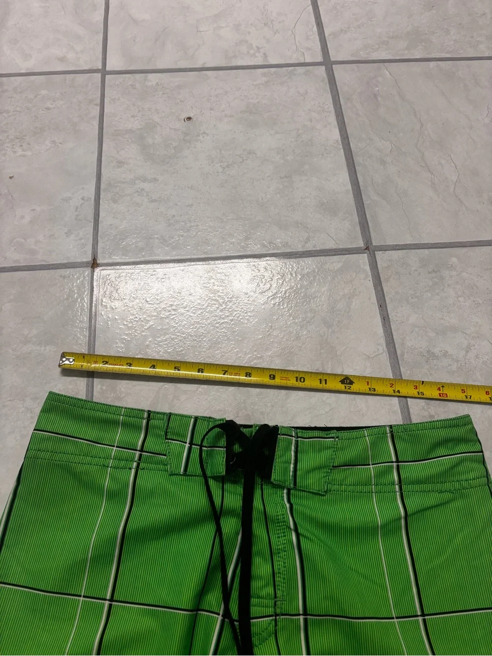 Mens Vintage Billabong Green Plaid board shorts size 32 MEASUREMENTS SHOWN